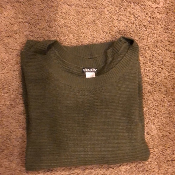 💚 Long Sleeve Sweater (SOLD) - Picture 2 of 9